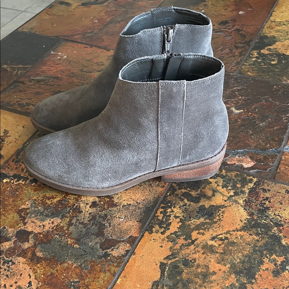 Girls Gray Suede Ankle Boots